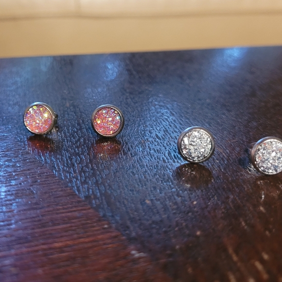 Set of 2 sprakly arcylic crystal earrings. Stainless steel, hypoallergenic. New - Picture 4 of 5